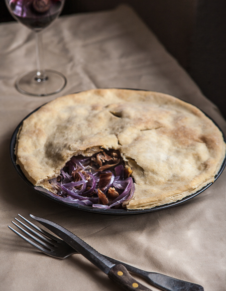 Red onion pie with prosciutto